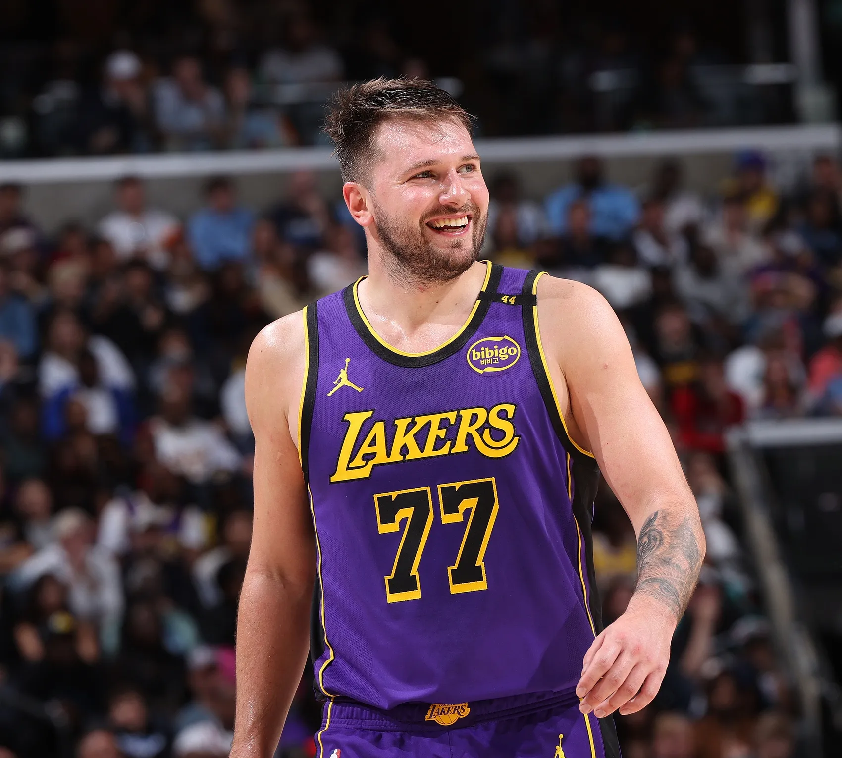 包含东契奇重返赛场，比赛规则变更首场状态出色，掘金观众沸腾！比赛高潮迭起的词条